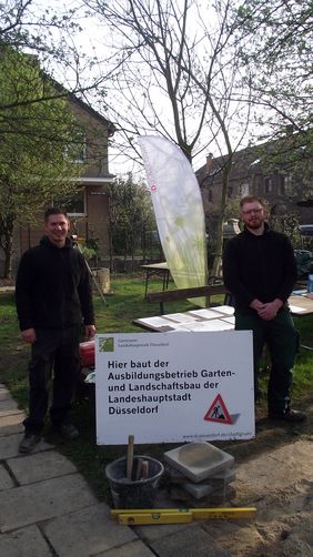 Tobias Stock, Ausbildungsmeister im Garten- und Landschaftsbau Ausbildungsbetrieb des Gartenamtes (l.) und Auszubildender Bastian Schmidt (r.) bringen Jugendlichen ihren Beruf näher. Foto: Landeshauptstadt Düsseldorf/Gartenamt