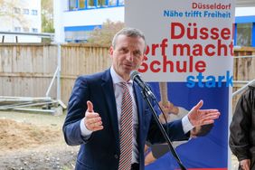 OB Thomas Geisel freut sich über die großen Baufortschritte am Schulstandort Koetschaustraße in Stockum; Foto: Gstettenbauer
