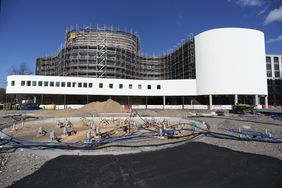 Bestandteil des neu gestalteten Gustaf-Gründgens-Platzes ist ein Fontänenfeld. Die Konturen der Brunnenanlage sind bereits erkennbar. Foto: David Young