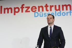 Bundesgesundheitsminister Jens Spahn hat am Dienstag, 1. Dezember, das Impfzentrum der Landeshauptstadt Düsseldorf besichtigt; Foto: Young