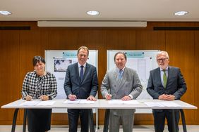 Unterzeichneten die Rahmenvereinbarung (v.l.): BLB-Geschäftsführerin Gabriele Willems, Oberbürgermeister Dr. Stephan Keller, Minister Lutz Lienenkämper und NRW.BANK-Vorstandsmitglied Dietrich Suhlrie; Foto: Mark Hermenau