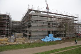 Der Schulneubau des Wim-Wenders-Gymnasiums umfasst 12.235 Quadratmeter, die neue Dreifachsporthalle ist mit einer Bruttogeschoßfläche von 3.914 Quadratmetern geplant; Foto: Landeshauptstadt Düsseldorf/Ingo Lammert