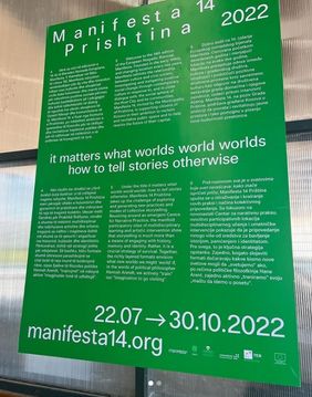 Plakat zur Manifesta 14 in Prishtina, Foto: LHD