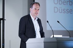 Oberbürgermeister Dr. Stephan Keller bei seiner Begrüßung der Teilnehmenden, Foto: Gstettenbauer.