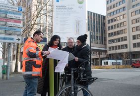 Baustart zum Umbau der Friedrich-Ebert-Straße: Ferdi Imren, Bauausführende Firma, Verkehrsdezernentin Cornelia Zuschke, Wilfried Brandt, Stadtplanungsamt und Bauleiterin Nicole Poggel, Amt für Verkehrsmanagement (v.l.), stellen die Planungen vor.