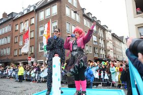 "Düsseldorf - gemeinsam jeck" - die Karnevalisten in der Landeshauptstadt feiern ihren Rosenmontagszug 2019. Foto: Melanie Zanin