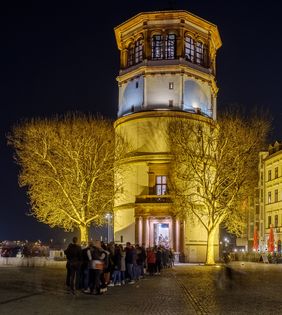 Nacht der Museen 2019: vor dem SchifffahrtMuseum im Schlossturm; Foto: Uwe Schaffmeister