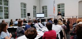 Bürgermeisterin Klaudia Zepuntke begrüßte die über 100 Teilnehmenden der internationalen Fachtagung; Foto: Wilfried Meyer