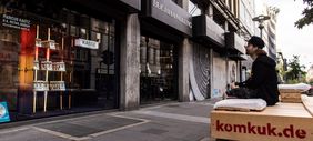 Lokal ansässige Selbständige, Unternehmen und Studierende haben auf Initiative des KomKuK Schaufenster sowie Fassadenverkleidungen der Friedrichstraße 24, 26 und 28 gestaltet. Hier: die temporäre Sitzgelegenheit von Marcus Kautz, © Landeshauptstadt Düsseldorf/Lars Heidrich