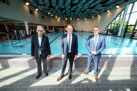 Der "Rheinblick 741" ist offiziell eröffnet: Oberbürgermeister Dr. Stephan Keller (M.) mit dem Aufsichtsratsvorsitzenden der Bädergesellschaft, Peter Schwabe (l.), und Bädergesellschafts-Geschäftsführer Christoph Schlupkothen; Fotos: Zanin 
