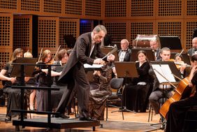Die Sinfoniker aus Czernowitz spielten unter Leitung ihres Chefdirigenten Josyp Sozansky die Egmont-Ouvertüre von Ludwig van Beethoven und Werke verschiedener ukrainischer Komponisten. Foto: Uwe Schaffmeister