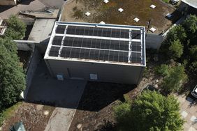 Besonderheit der neuen Grundwassersanierungsanlage an der Flurstraße ist die Photovoltaikanlage auf dem Dach. Foto: Umweltamt