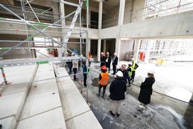 Das neue Gebäude des Wim-Wenders-Gymnasiums wird als vierzügiges Gymnasium mit Dreifachsporthalle errichtet.