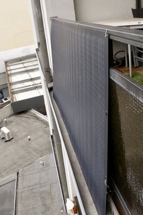 Die geförderte Balkonsolaranlage trägt zum Klimaschutz bei und sorgt für Entlastung bei den Stromkosten