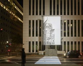 Mit der Arbeit "missing link_" realisiert Mischa Kuball eine vorerst temporäre Lichtinstallation auf der Kasernenstraße, die das Gedenken an die im Nationalsozialismus zerstörte, zentrale Synagoge der Stadt in den Mittelpunkt stellt. Foto: A. Kukulies