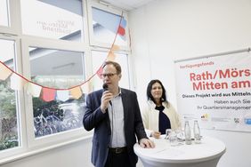 Oberbürgermeister Dr. Stephan Keller und Beigeordnete Cornelia Zuschke haben Grußworte zur Eröffnung des Quartiersbüros an die zahlreichen Gäste gerichtet. Foto: Ingo Lammert