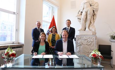 V.l. hinten: Arjan Appel, Executive Director EAES, Maria Kofidou, Geschäftsführerin Düsseldorf Congress, Prof. Dr. Felix Nickel, EAES 2027 Congress President; vorne v.l.: Prof. Dr. Nicole Bouvy, President of EAES, OB Dr. Keller, Foto: LHD/Ingo Lammert