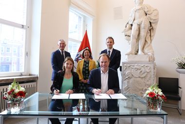 V.l. hinten: Arjan Appel, Executive Director EAES, Maria Kofidou, Geschäftsführerin Düsseldorf Congress, Prof. Dr. Felix Nickel, EAES 2027 Congress President; vorne v.l.: Prof. Dr. Nicole Bouvy, President of EAES, OB Dr. Keller, Foto: LHD/Ingo Lammert