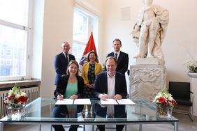 V.l. hinten: Arjan Appel, Executive Director EAES, Maria Kofidou, Geschäftsführerin Düsseldorf Congress, Prof. Dr. Felix Nickel, EAES 2027 Congress President; vorne v.l.: Prof. Dr. Nicole Bouvy, President of EAES, OB Dr. Keller, Foto: LHD/Ingo Lammert