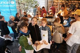 Kinder der 4. Klasse der Maxschule beim Verkauf ihrer in der Bäckerei Hinkel selbst gemachten Leckereien im Rahmen der Projektwochen 'Kids United', Foto: Michael Gstettenbauer.