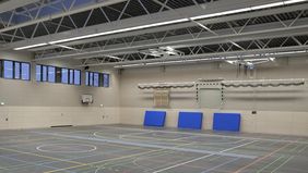 Gymnasium Koblenzer Straße: Für 14,9 Millionen Euro ist der Schulstandort um einen neuen Unterrichtstrakt und eine neue Dreifach-Sporthalle erweitert worden; Foto: Wilfried Meyer