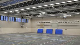 Gymnasium Koblenzer Straße: Für 14,9 Millionen Euro ist der Schulstandort um einen neuen Unterrichtstrakt und eine neue Dreifach-Sporthalle erweitert worden; Foto: Wilfried Meyer