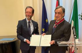 Palermos Oberbürgermeister Leoluca Orlando (rechts) wurde am Montag, 5. Juli, das Große Verdienstkreuz der Bundesrepublik Deutschland in Rom verliehen. Foto: Giuseppe Saitta