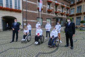 Oberbürgermeister Dr. Stephan Keller (l.) hat Düsseldorfs Spitzensportler zu den Olympischen und Paralympischen Spielen in Tokio verabschiedet. An der Verabschiedung nahm auch der japanische Generalkonsul Kiminori Iwama (r.) teil; Foto: Gstettenbauer