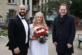 Oberbürgermeister Dr. Stephan Keller mit einem Hochzeitspaar vor dem Standesamt auf der Inselstraße. Foto: Landeshauptstadt Düsseldorf/David Young