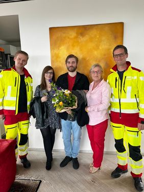 Kalle Heitkötter (r.), Leitender Notarzt des Gesundheitsamtes, und Notarzt Dr. Sebastian Roth (l.) dankten Max Deibert (Mitte), der direkt Erste-Hilfe-Maßnahmen bei Jolanda Dureczek (2.v.r.) einleitete. Foto: Privat