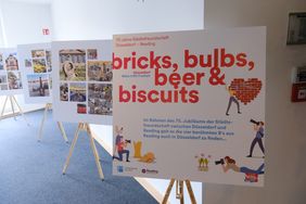 Blick in die Ausstellung mit Bildern des Foto-Wettbewerbs anlässlich des Reading Weekends vor dem Plenarsaal.