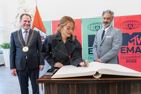 Im Jan-Wellem-Saal trugen sich Rita Ora und Taika Waititi ins Goldene Buch der Landeshauptstadt ein.