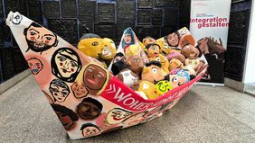 Im Rathaus zu sehen: das von den IHK-Klassen im Leo-Statz-Berufskolleg  gemeinsam mit Jacques Tilly gestaltete XXL-Papierboot: Fotos: Stadt