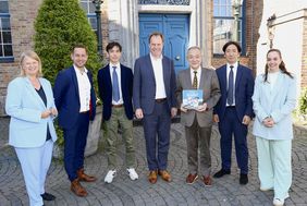 OB Dr. Keller (m.) begrüßte den President und CEO der Sapporo Nishiyama Europe GmbH, Takashi Nishiyama (3.v.r.), weitere Vertreter des Unternehmens sowie Sebastian Monzkowski (2.v.l.), SEGRO Germany GmbH. Foto: Lammert