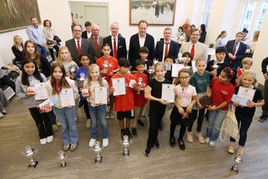 Siegerehrung der Gewinnerinnen und Gewinner des 72. Stadtsparkassen-Radschlägerturniers im Rathaus, Foto: David Young.