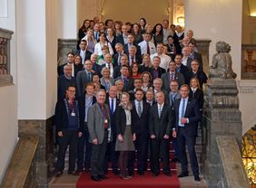 Gruppenbild der Teilnehmerinnen und Teilnehmer der Konferenz, auf einer Treppe