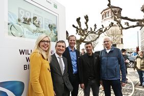 Freuen sich auf den Grand Départ Düsseldorf 2017 (v.l.): Projektleiterin Theresa Winkels, OB Thomas Geisel, Tour-Direktor Christian Prudhomme, Event-Direktor Sven Teutenberg und Bürgermeister Günter Karen-Jungen