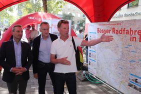 Ingo Pähler, Leiter des Amtes für Verkehrsmanagement (r.) informiert Oberbürgermeister Thomas Geisel und Rheinbahn-Vorstandsvorsitzenden Klaus Klar auf der Infomeile am Stand des Amtes über den aktuellen Stand des Ausbaus des Radwegenetzes in Düsseld