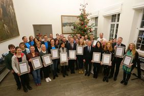 Oberbürgermeister Thomas Geisel ehrte im Rathaus die insgesamt zwölf Preisträger des Umweltpreises 2019. Foto: David Young