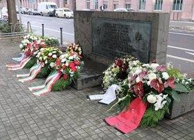 Kranzniederlegung zum Gedenken an die Pogromnacht am ehemaligen Standort der Düsseldorfer Synagoge an der Kasernenstraße