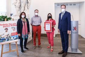 Für die meisten Radkilometer in der Summe wurden die Henkel Rad-Löwen mit 368 Teilnehmern und 84.830 Kilometer ausgezeichnet: Tatjana Maas (3.v.l.) und Ulrich Napret (2.v.l.) nahmen die Urkunde entgegen. Foto: Melanie Zanin
