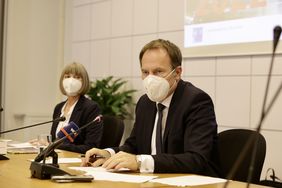 Oberbürgermeister Dr. Stephan Keller und Stadtkämmerin Dorothée Schneider stellten zur Einbringung den Haushaltsplanentwurf 2022 vor. Foto: Lammert