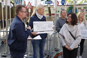Benjamin Sack, Mobilitätsdezernat, und Antonia Schnelle, Amt für Verkehrsmanagement, überreichten den ersten Preis an Gabriele Cunrady von der Gemeinschaftsgrundschule Lörick (vorne, v.l.). Im Hintergrund Jens Böhm, Leiter der GGS © Landeshauptstadt Düsseldorf/David Young