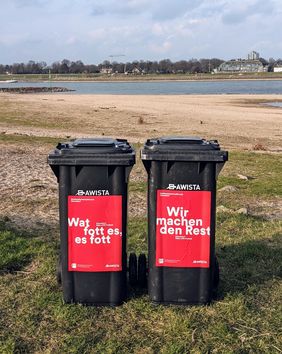 Zum Frühlingsbeginn hat die Landeshauptstadt auf stark frequentierten Freizeitflächen wie am Rheinufer und in Parks 400 Saisonmülltonnen aufgestellt. Sie sind mit Aufklebern mit Sprüchen bestückt, die auffordern, sie zu nutzen. Foto: Umweltamt