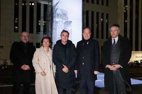 Vor der Lichtinstallation an der Kasernenstraße - von rechts: Dr. Bastian Fleermann, Oberbürgermeister Dr. Stephan Keller, Mischa Kuball, Beigeordnete Miriam Koch und Bert Römgens. Foto: Young