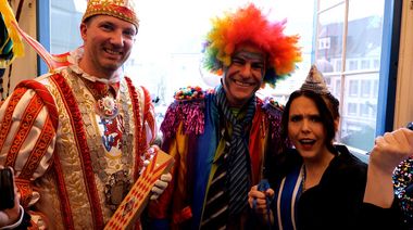 Altweiber 2026 - das Rathaus ist gestürmt: Oberbürgermeister Dr. Stephan Keller (Mitte) mit dem Prinzenpaar Venetia Nicole und Prinz Marcus I., Foto: Young.