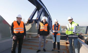 Besuch auf der Baustelle der U 81: Mobilitätsdezernent Jochen Kral, Oberbürgermeister Dr. Stephan Keller, NRW-Verkehrsministerin Ina Brandes und Stephan Ueter, Amt für Brücken-, Tunnel- und Stadtbahnbau (v.l.). Foto: Ingo Lammert 