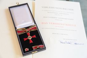 Das Verdienstkreuz am Bande des Verdienstordens der BRD für Catherine Yannidakis-Hahne. Foto: Ingo Lammert