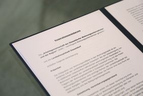 Die Kooperationsvereinbarung zwischen Stadt und Wohnungswirtschaft zur besseren Versorgung von Wohnungslosen mit Wohnraum. Foto: Ingo Lammert
