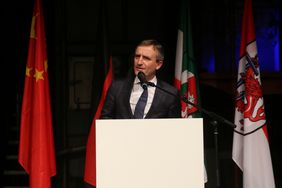 Oberbürgermeister Thomas Geisel begeisterte die rund 350 Gäste - darunter Repräsentanten chinesischer Unternehmen und Institutionen aus Düsseldorf und der Region - und wünschte ihnen auf Chinesisch viel Glück und Erfolg für das neue Jahr 2019. Foto